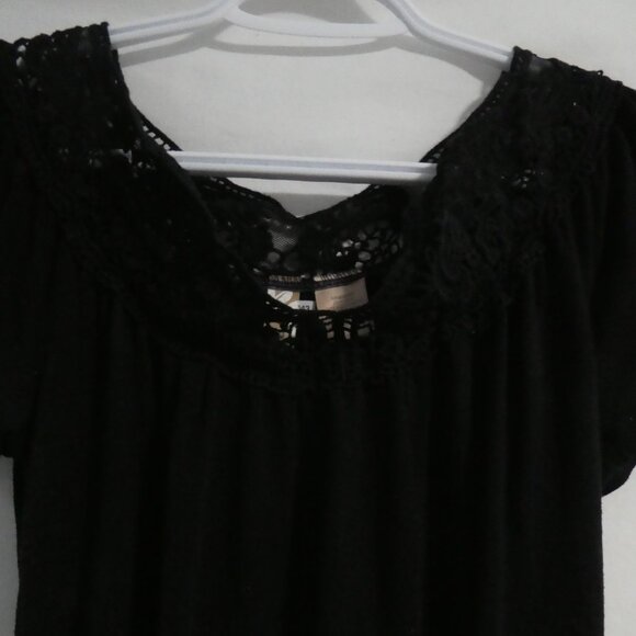 EYESHADOW | medium | Black Short Sleeve Top With Lace Neckline - Picture 4 of 13